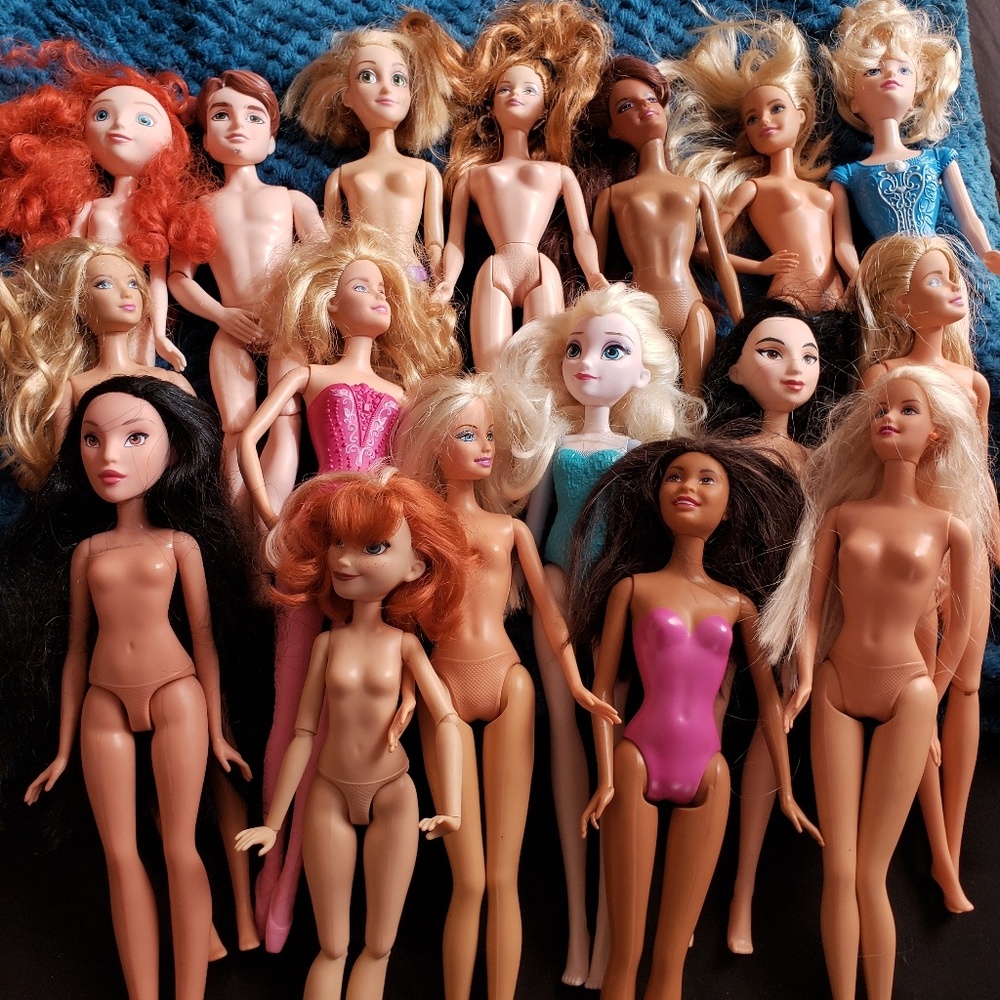 Lot of 17 dolls